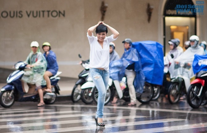 Phương Thanh giản dị dạo phố ngày mưa